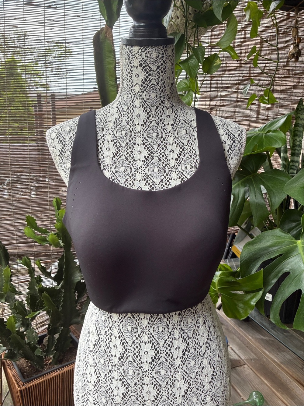 Lululemon cross back vented sports bra 38DD Black